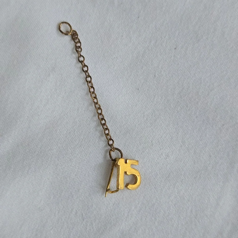 VTG‎ 15 Tie Pin Quincinera Gold Safety Chain Anniversary Service Award Unbranded